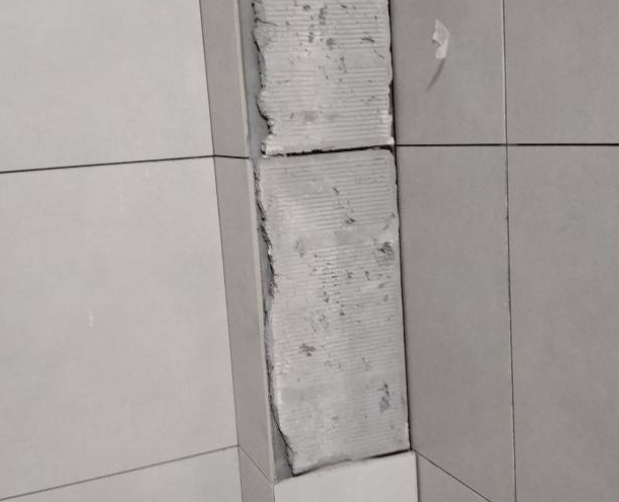 滨州瓷砖空鼓维修公司分享下瓷砖施工前基层浇水润湿程度不足，可能导致以下问题