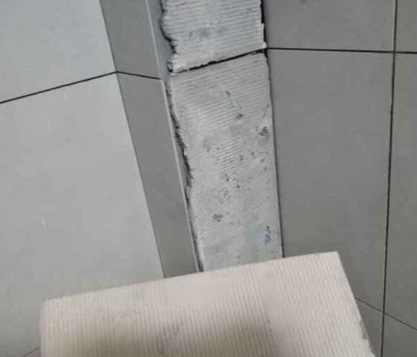 滨州瓷砖空鼓维修公司分享下厨房瓷砖脱落的补救措施。